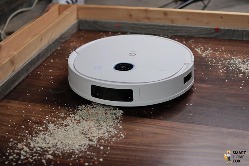 Der Yeedi Vac 2 Pro Saugroboter reinigt Haferflocken beim Saugtest auf dem Laminat